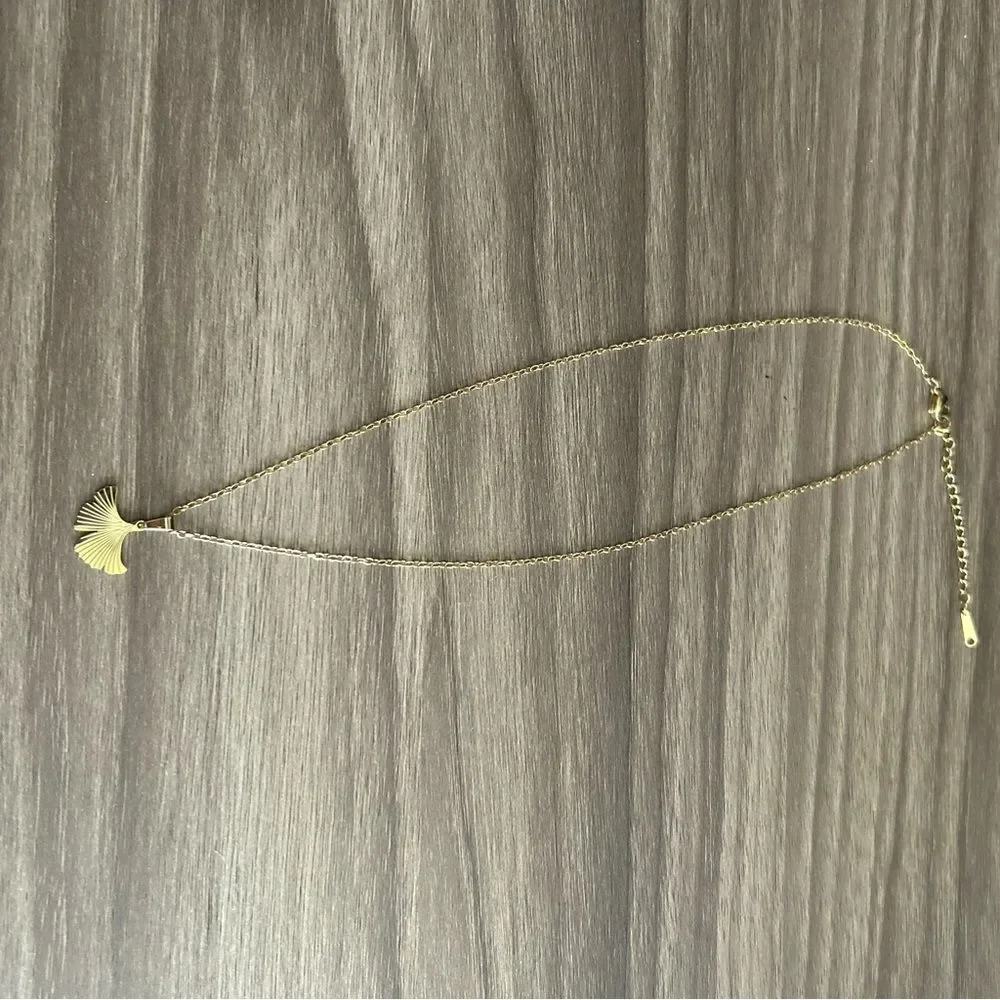 Elegant Gold Pendant NecklaceQ433